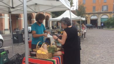 CampoLunare al mercato contadino di Piazza Duomo, Piacenza.