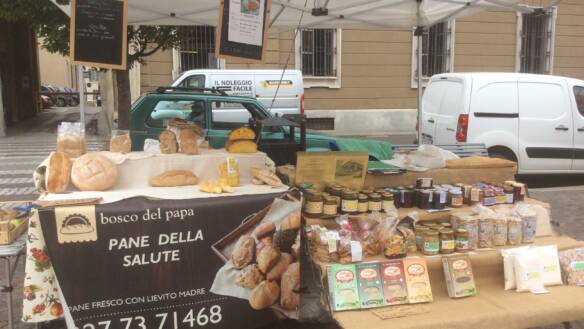 Bosco del Papa al mercato contadino di Piazza Duomo, Piacenza.