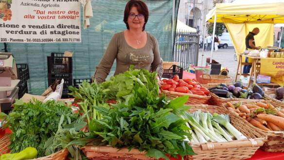 Patrizia Montanari al mercato contadino di Piazza Duomo, Piacenza.