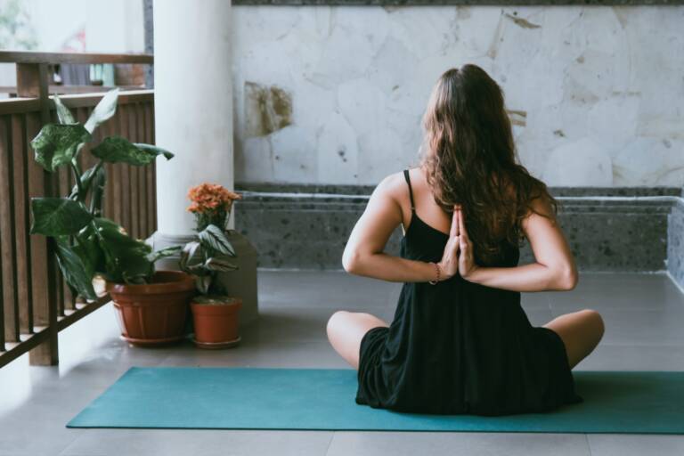 donna che pratica yoga