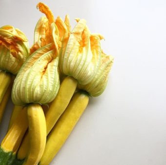 zucchine fresche gialle con fiore