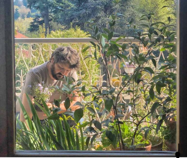 Paolo Astrua filosofo vegetale al lavoro in giardino
