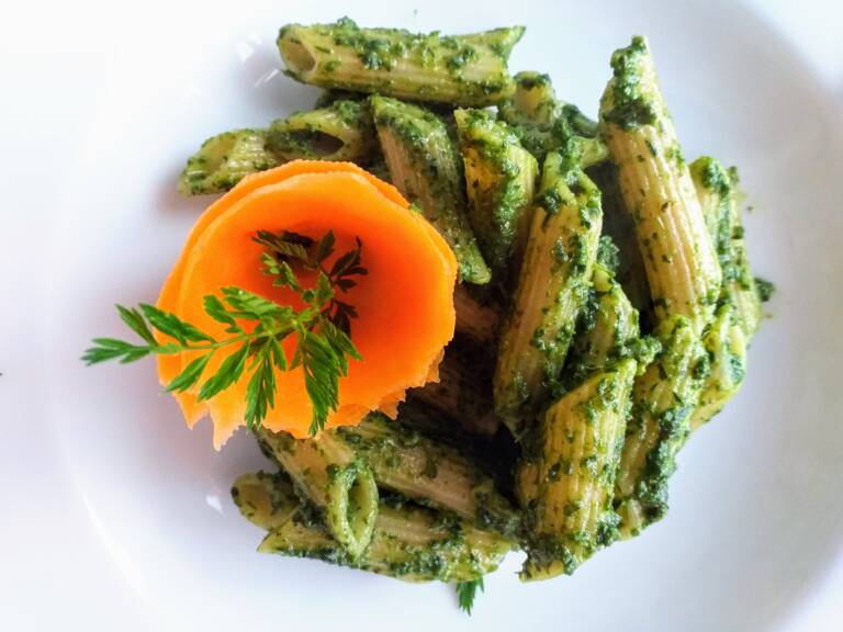 pasta con pesto di foglie di carote
